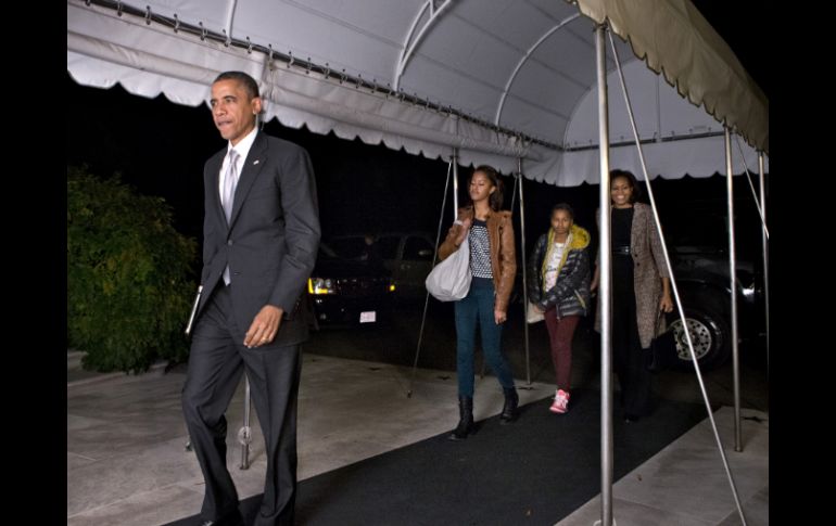 El recién reelegido presidente de EU., Barack Obama, sus hijas y esposa llegan a la Casa Blanca. AP  /