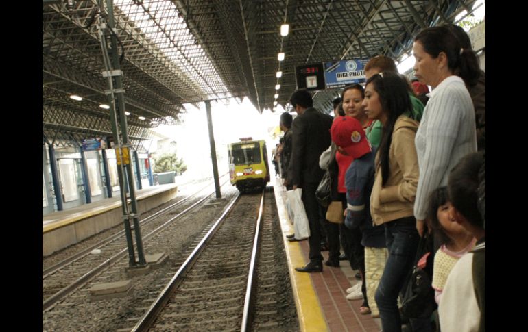 El Tren Ligero se encuentra como la opción preferida por los habitantes para movilizarse al utilizar transporte público.ARCHIVO  /