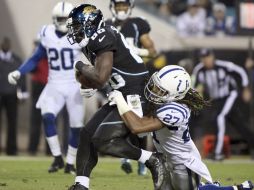 El receptor de los Jaguares de Jacksonville, Micheal Spurlock es derribado por Josh Gordy de los Potros de Indianápolis. REUTERS  /