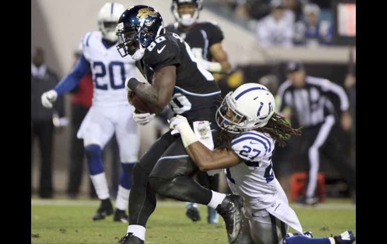 El receptor de los Jaguares de Jacksonville, Micheal Spurlock es derribado por Josh Gordy de los Potros de Indianápolis. REUTERS  /