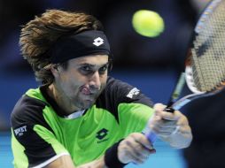 El tenista español David Ferrer devuelve la bola al suizo Roger Federer. EFE  /