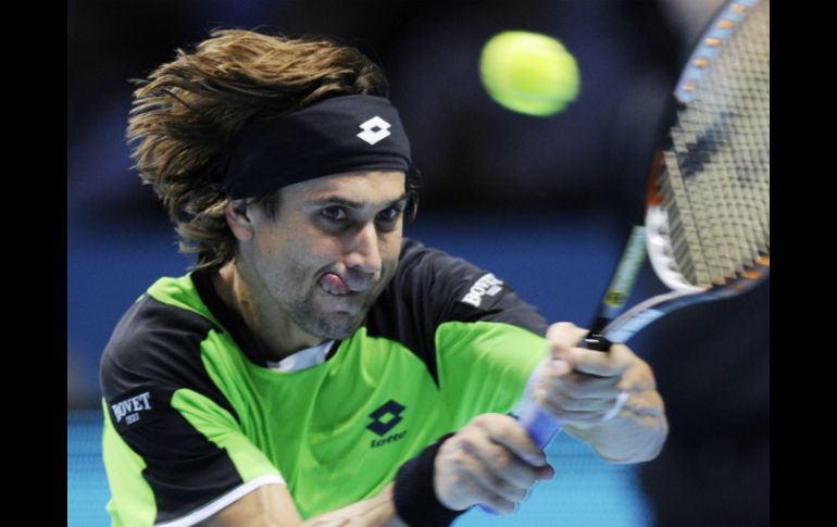 El tenista español David Ferrer devuelve la bola al suizo Roger Federer. EFE  /