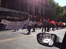 Los inconformes invade los tres carriles de circulación de 16 de Septiembre. @xavypinon ESPECIAL  /