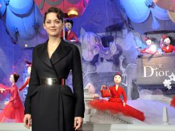 Marion posa junto a una de las vitrinas del centro comercial parisino 'Printemps', decorado por Dior. AFP  /