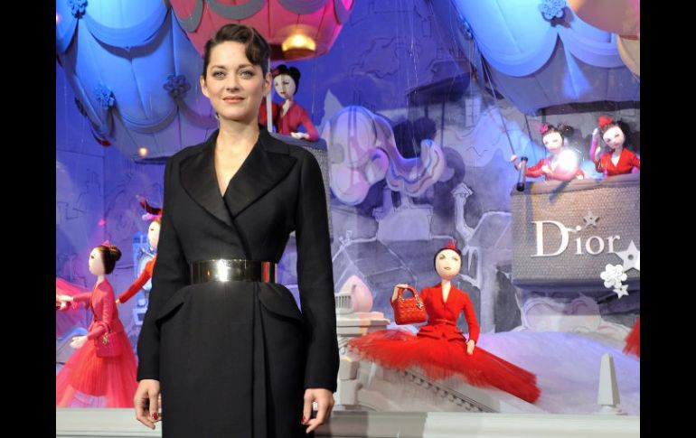 Marion posa junto a una de las vitrinas del centro comercial parisino 'Printemps', decorado por Dior. AFP  /