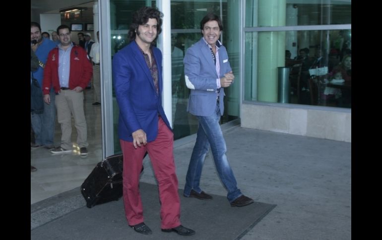 Morante de la Puebla fue recbido en el aeropuerto por los aficionados al son del mariachi.  /