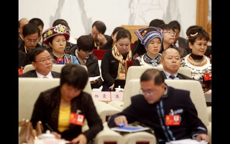 Delegados toman nota durante uno de los actos celebrados en el segundo día del XVIII Congreso del Partido Comunista. EFE  /