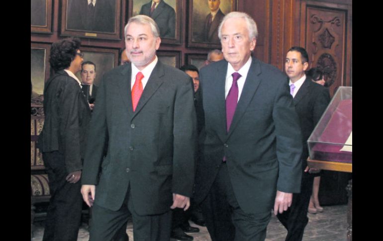 El gobernador Emilio González Márquez y el presidente del Colegio de Jalisco, José Luis Leal Sanabria, presentes en el acto.  /