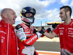 El alemán Jonas Folger (c) logra la pole position de Moto3 en Valencia. AFP  /