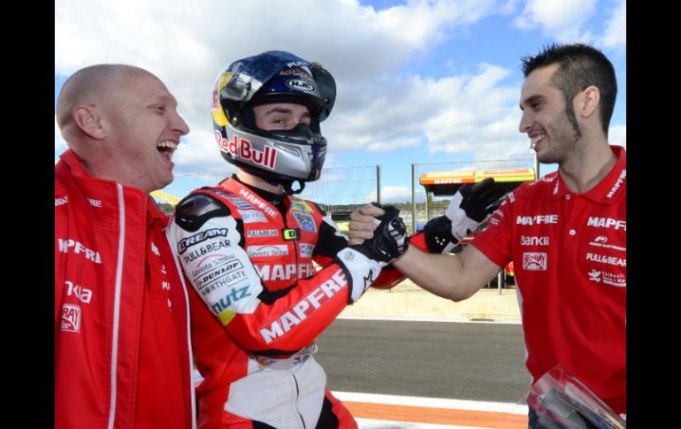 El alemán Jonas Folger (c) logra la pole position de Moto3 en Valencia. AFP  /