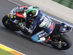 Pol Espargaró ve su mejor tiempo de entrenamientos en el monitor del taller. AFP  /