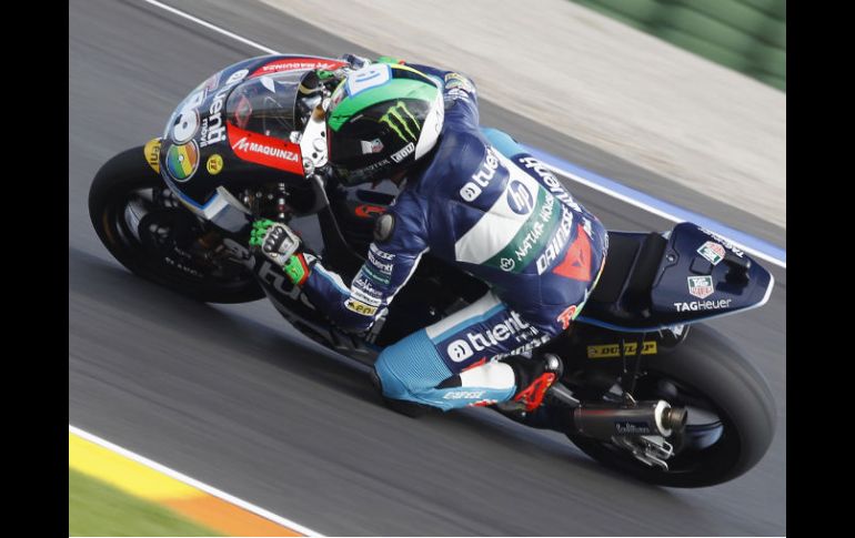 Pol Espargaró ve su mejor tiempo de entrenamientos en el monitor del taller. AFP  /