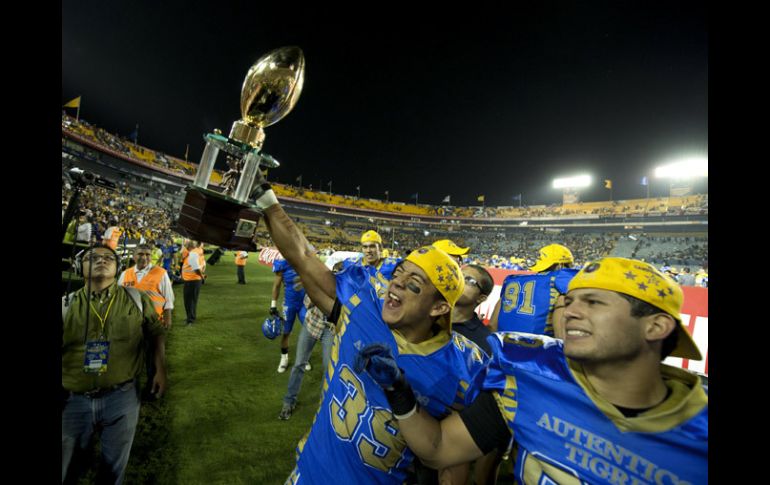 Los Auténticos Tigres levantaron el trofeo en la ONEFA. MEXSPORT  /