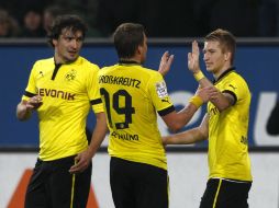 Los jugadores del BVB celebran una de las anotaciones del partido ante el Augsburgo. REUTERS  /