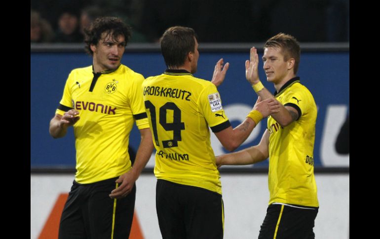 Los jugadores del BVB celebran una de las anotaciones del partido ante el Augsburgo. REUTERS  /