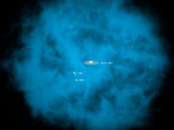 El gas caliente que rodea nuestra galaxia, la Vía Láctea (al centro). ESPECIAL NASA  /