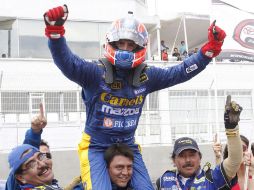 El piloto mexicano Jorge Goeters celebra al ganar en la quinta fecha de la Nascar México 2012 en Puebla. ARCHIVO  /