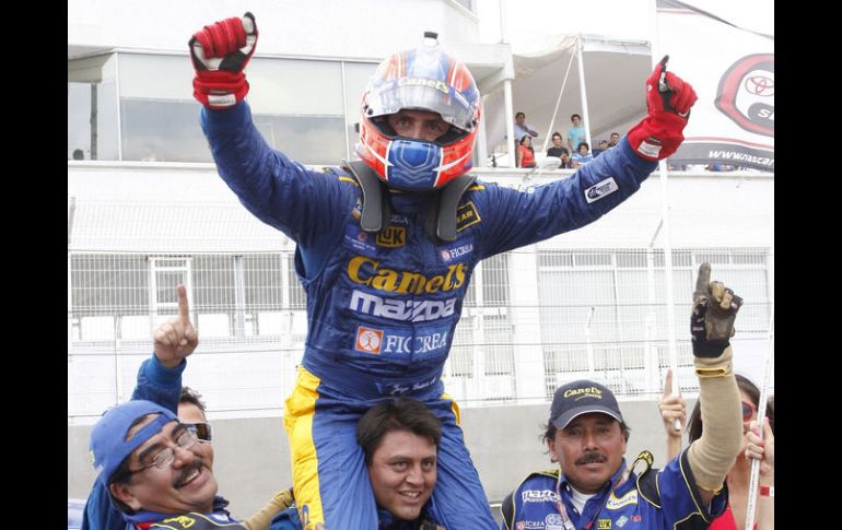 El piloto mexicano Jorge Goeters celebra al ganar en la quinta fecha de la Nascar México 2012 en Puebla. ARCHIVO  /