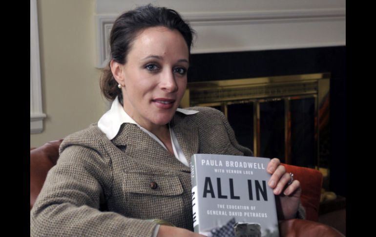 Paula Broadwell posa con una edición de la vida de Petraeus. AP  /