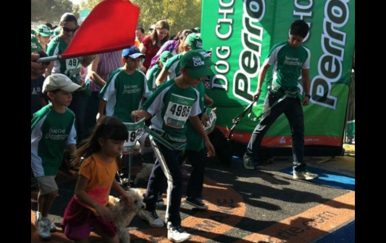 Un balazo que da la salida a cuadrúpedos, que se unen a su dueños. ESPECIAL  /