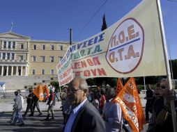 Empleados municipales salen a las calles griegas para protestar contra las medidas de austeridad de su gobierno. ARCHIVO  /