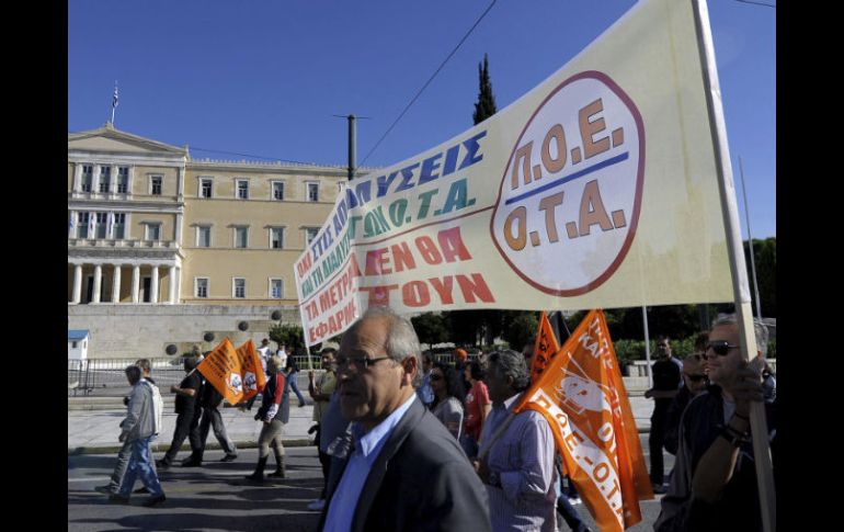 Empleados municipales salen a las calles griegas para protestar contra las medidas de austeridad de su gobierno. ARCHIVO  /