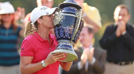 Cristie Kerr emocionada por lograr el título del LOI 2012 besa el trofeo.  /