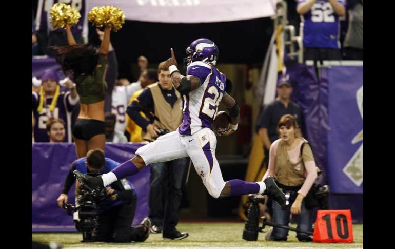 Adrian Peterson fue la estrella en el juego de los Vikingos. AP  /