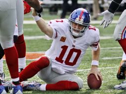 Eli Manning pagó el precio ante la defensiva de Cincinnati. AP  /