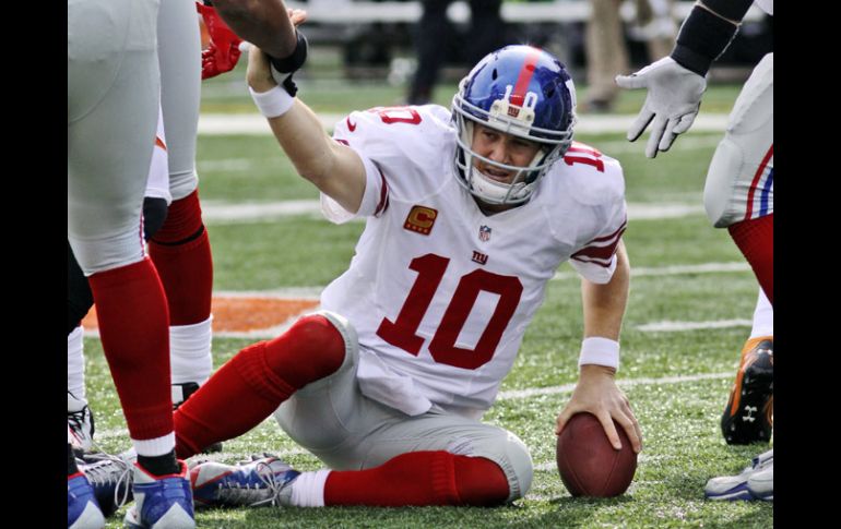 Eli Manning pagó el precio ante la defensiva de Cincinnati. AP  /