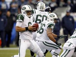 Mark Sánchez sigue con problemas para sacar victorias con los Jets. AP  /