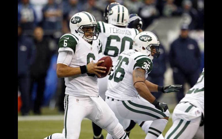 Mark Sánchez sigue con problemas para sacar victorias con los Jets. AP  /