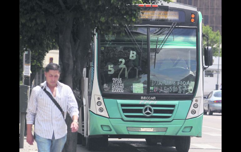 A tomar precauciones. Los pasajeros prevén complicaciones en caso de un paro.  /