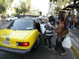 Los autos de alquiler brindan servicio colectivo a personas que esperan en las paradas de los camiones.  /