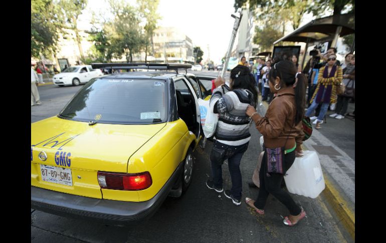 Los autos de alquiler brindan servicio colectivo a personas que esperan en las paradas de los camiones.  /