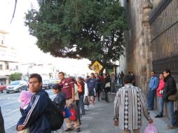 En la parada de Alcalde y Garibaldi se juntaron 47 personas a las 07:35 horas, esperando el paso de alguna forma de transporte.  /