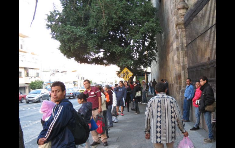 En la parada de Alcalde y Garibaldi se juntaron 47 personas a las 07:35 horas, esperando el paso de alguna forma de transporte.  /