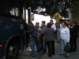 La SVyT autorizó que las unidades del transporte de lujo trasladen a usuarios de pie.  /