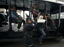 Elementos de la Policía de Guadalajara brindan servicio de transporte con sus unidades.  /