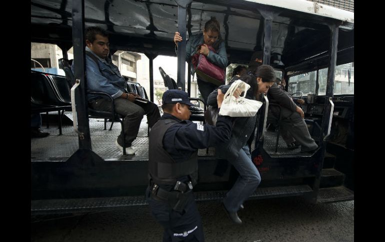 Elementos de la Policía de Guadalajara brindan servicio de transporte con sus unidades.  /