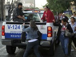 Unidades de vialidad y policía ayudan a transportar peatones, sin embargo las unidades son insuficientes para la población.  /