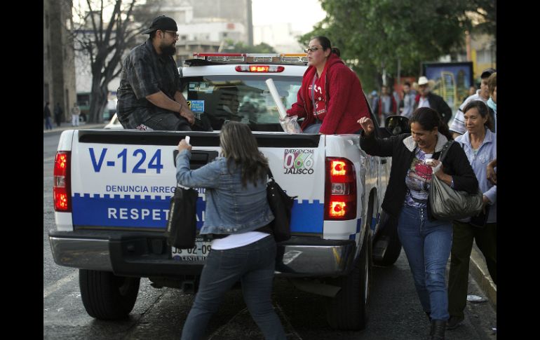 Unidades de vialidad y policía ayudan a transportar peatones, sin embargo las unidades son insuficientes para la población.  /