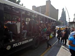 Unidades de la policía municipal ayudan a transportar a usuarios.  /