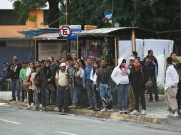 La suspensión del servicio provocó largas filas para las pocas rutas en funcionamiento.  /