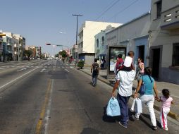 Avenida alcalde. Entre las protestas de comerciantes ambulantes y el paro camionero, los usuarios del transporte tuvieron que caminar.  /