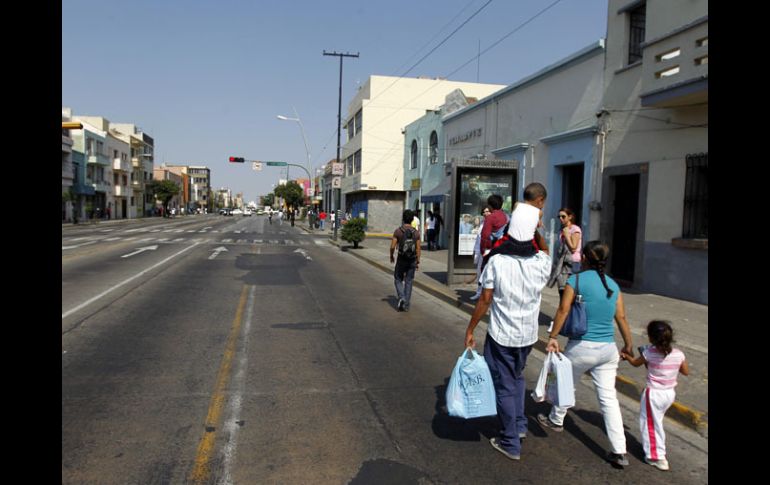 Avenida alcalde. Entre las protestas de comerciantes ambulantes y el paro camionero, los usuarios del transporte tuvieron que caminar.  /