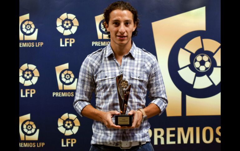 Guardado posa con el premio de la Liga de Fútbol Profesional (LFP) al mejor centrocampista de ataque. EFE  /