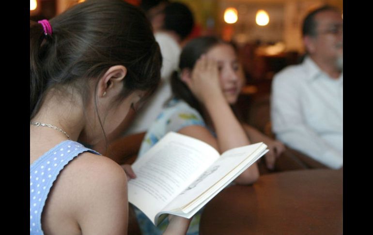 Con las acciones se pretende fomentar el gusto por la lectura entre los niños. ARCHIVO  /