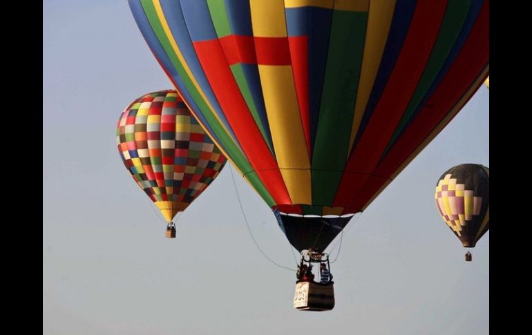 También volarán un bote de rescate con la ayuda de 60 globos.  ARCHIVO  /