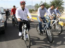 De izq a der: Alfredo Barba e Ismael del Toro durante su recorrido por 8 de Julio. ESPECIAL  /